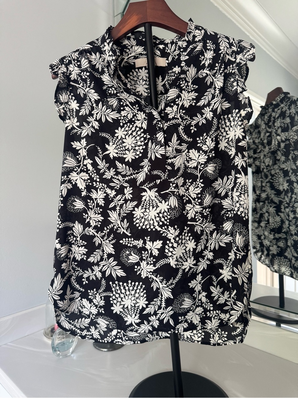 Loft Black & White Floral Cap-Sleeve Blouse US Small